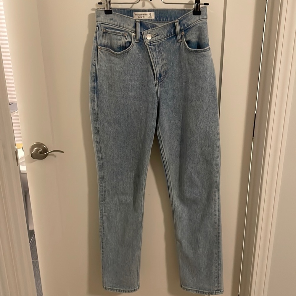 Abercrombie & Fitch 90s straight ultra high rise curve love. Size 25/0 short